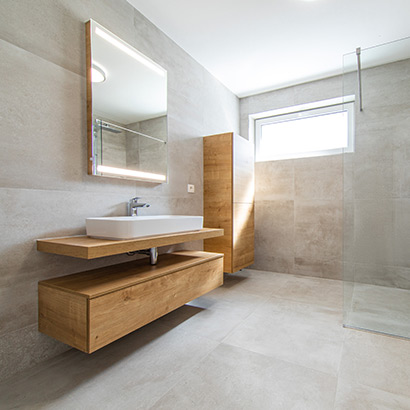 Bathroom furniture and décor